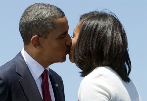 obama si baciano