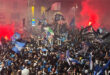 Lo scudetto a Napoli, esplode la festa in città.  Cori, bandiere e fumogeni all’esterno dello stadio Maradona