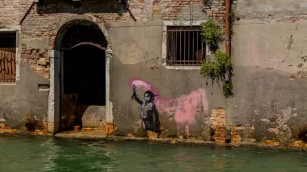 Banksy da “salvare”? Il murale di Venezia rischia di sparire