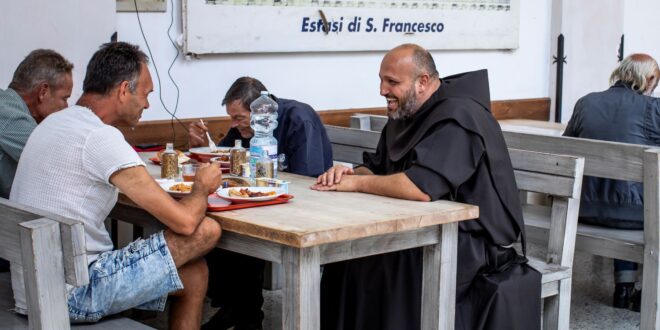 Italiani sempre più poveri: nel 2023 oltre 10mila persone hanno chiesto aiuto alle mense francescane
