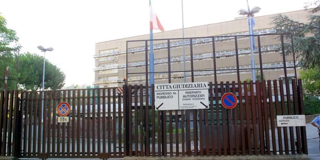 Scontri Sapienza, collettivi in presidio davanti al tribunale: protesta contro arresti