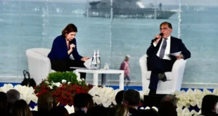 Standing ovation per Enrico Berlinguer al convegno Fdi a Pescara, mentre  la figlia Bianca intervistava Ignazio La Russa