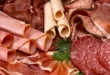 Allarme listeria, richiamati 59 lotti di tacchino, lonza e vitello tonnato: cosa si rischia