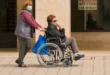 Caregiver familiari, sì della Camera al contributo fino a 400 euro al mese: requisiti e a chi spetta